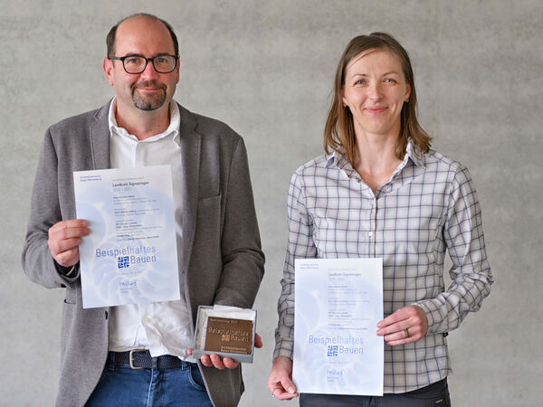 Projektleiterin Anne Grahl (r.) und Christian Seng von 365° freiraum + umwelt zeigen stolz die Urkunden und die Medaille. Anne Grahl und Christian Seng mit Urkunden und Medaille