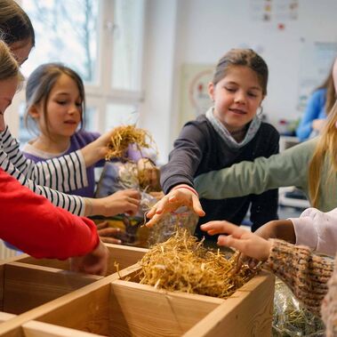 Schülerinnen der Grundschule am Lettenholz in Bad Tölz bauen eine Nisthilfe.