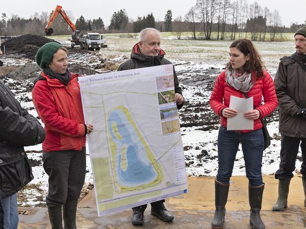 V.l.n.r.: Johanna Dodillet (Projektmitarbeiterin), Bürgermeister Müller der Gemeinde Wald, Dr. Guido Waldenmeyer (Regierungspräsidium Tübingen) V.l.n.r.: Johanna Dodillet (Projektmitarbeiterin), Bürgermeister Müller der Gemeinde Wald, Dr. Guido Waldenmeyer (Regierungspräsidium Tübingen)