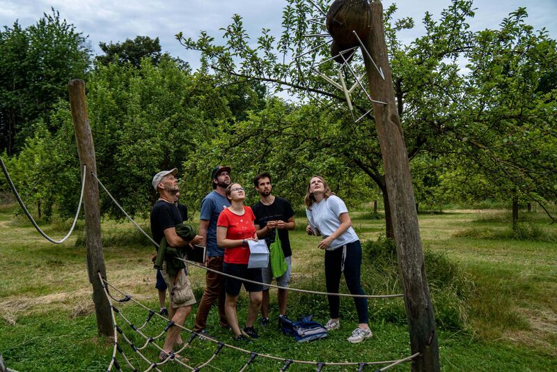 Teilnehmer beim Outdoor Escape Game auf Gut Herbigshagen