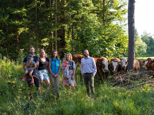  (von links) Landwirt Martin Sappl mit Tochter Josefa, Ehefrau Lisa Sappl, Hannah Lauterbach, Biodiversitätsberaterin bei der unteren Naturschutzbehörde Bad Tölz-Wolfratshausen, Dr. Andrea Hübner, Vorsitzende der Margarete-Ammon-Stiftung, Carl-Christian Wippermann, Leiter von Sielmanns Biotopverbünden Südbayern.