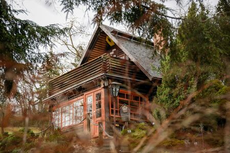 Haus mit Veranda umgeben von Bäumen