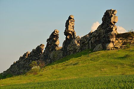 Mehrere Felssäulen, die aus einer Felsmauer ragen