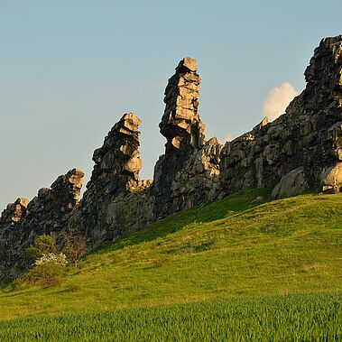 Mehrere Felssäulen, die aus einer Felsmauer ragen