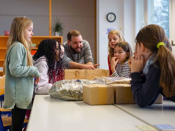 Carl-Christian Wippermann (Heinz Sielmann Stiftung) beim Bau von Nisthilfen mit Schülerinnen.