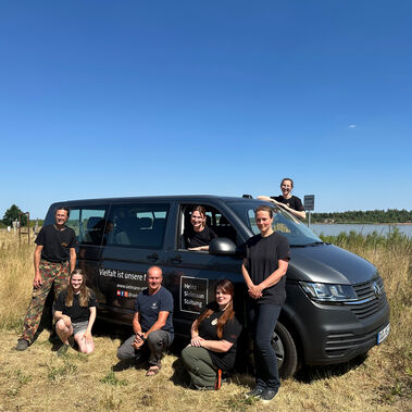 Das Team des Heinz Sielmann Natur-Erlebniszentrums in Wanninchen freut sich über den neuen Kleinbus.