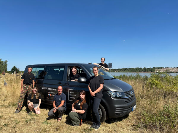 Das Team des Heinz Sielmann Natur-Erlebniszentrums in Wanninchen freut sich über den neuen Kleinbus.