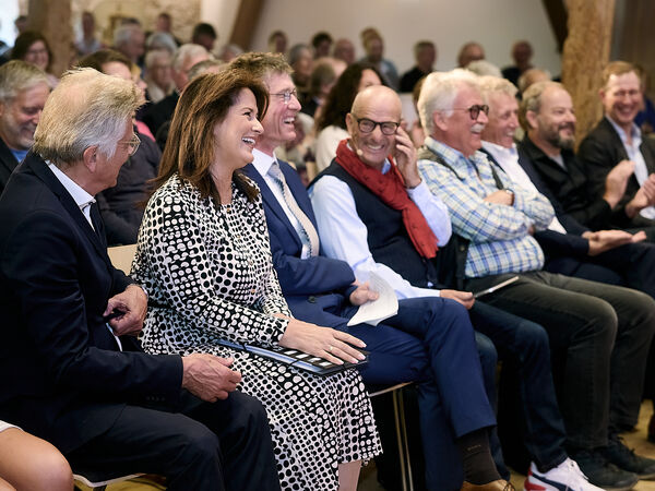 Benediktbeurer Gespräche Mehrere Herren und eine Dame sitzen in der ersten Reihe bei einer Veranstaltung