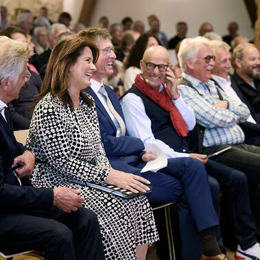 Benediktbeurer Gespräche Mehrere Herren und eine Dame sitzen in der ersten Reihe bei einer Veranstaltung