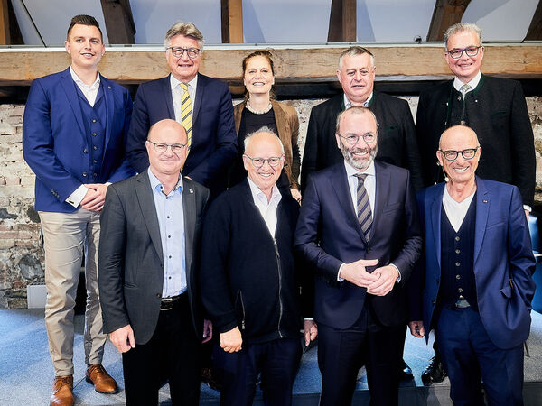 Benediktbeurer Gespräche 2023 Gruppenfoto mit den Symposiumsteilnehmern bei den Benediktbeurer Gesprächen 2023. Obere Reihe von links: Benedikt Hartmann, Dr. Fritz Brickwedde, Sarah Wiener, Walter Heidl, Florian Streibl. Untere Reihe von links: Dr. Norbert Schäffer, Pater Karl Geißinger, Manfred Weber, Dr. Lutz Spandau