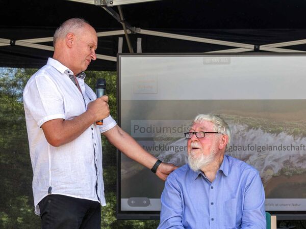 Ralf Donat bedankt sich bei Ehrengast Prof. em. Dr. Michael Succow für die enge und gute Zusammenarbeit in den vergangenen Jahrzehnten.