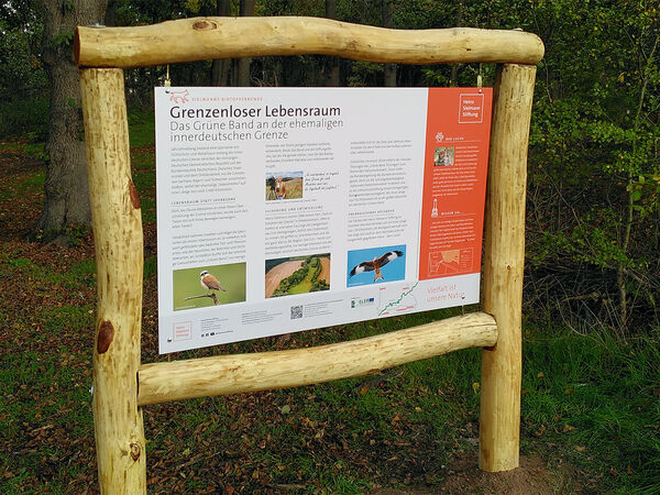 Eine von zwei Informationstafeln, die extra im Zuge der Sanierungsarbeiten aufgestellt wurde. Informationstafel "Grenzenloser Lebensraum".