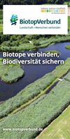 Titelmotiv des Flyers "Biotope verbinden - Biodiversität sichern" Man sieht einen Flusslauf umgeben von Wiesenfläche aus der Vogelperspektive