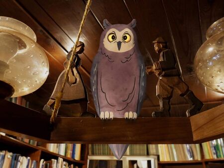 Eine künstlich gestaltete Eule schwebt in einem Raum