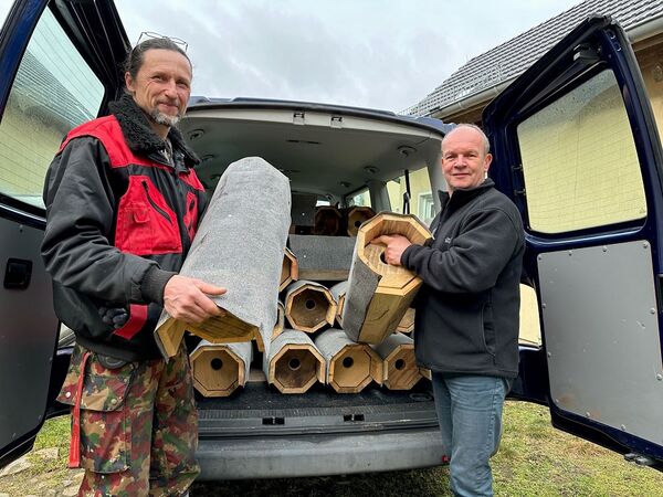 Nistkästen für Wiedehopfe in Wanninchen Nistkästen für Wiedehopfe werden aus dem Auto gehoben