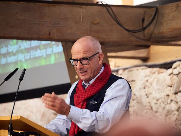 Lutz Spandau bei den Benediktbeurer Gesprächen Lutz Spandau steht am Podium und spricht ins Mikrofon