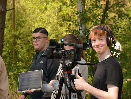 Jugendliche beim Filmdreh mit einer Kamera