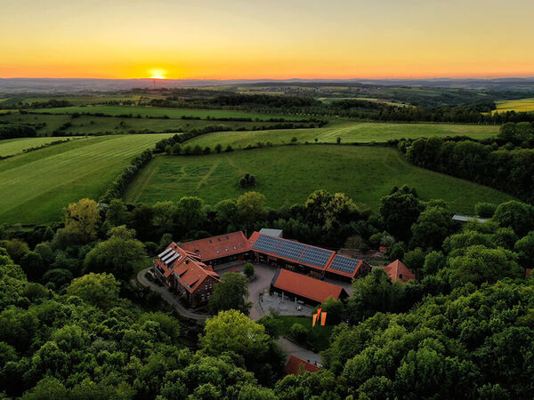Das Natur-Erlebniszentrum Gut Herbigshagen in Duderstadt ist wenige hundert Meter vom Grünen Band entfernt.. Luftbildaufnahme des Gutshofes Herbigshagen