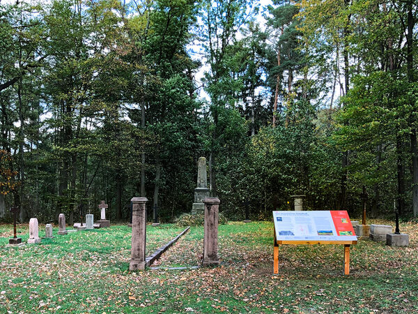Der Friedhof der Adelsfamilie derer von Hanstein in der Gemeinde Arenshausen, Thüringen. Ansicht Friedhof derer von Hanstein mit Info-Tafel.