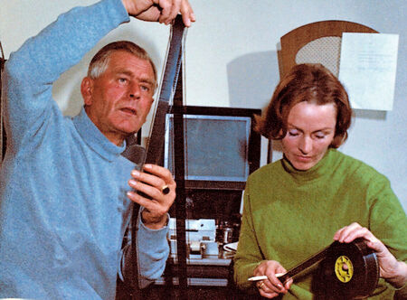 Inge und Heinz Sielmann vertieft in die Arbeit, jeder eine Filmrolle in der Hand