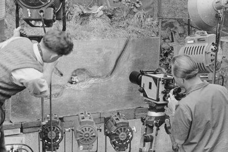 Irenäus Eibl-Eibesfeldt und Heinz Sielmann mit Filmequipment vor einem künstlichen Hamsterbau