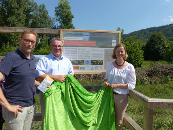 Einweihung Plattform Sielmann-Weiher Gemeinsam mit Klaus-Dieter Schnell, Geschäftsführer der Internationalen Bodensee-Konferenz (IBK) und Ralf Baumert, Bürgermeister Rielasingen-Worblingen, enthüllte Projektleiterin Sindy Bublitz (v.l.n.r.) die Infotafel an der neuen Besucherplattform bei Rielasingen-Worblingen. Foto: Heinz Sielmann Stiftung