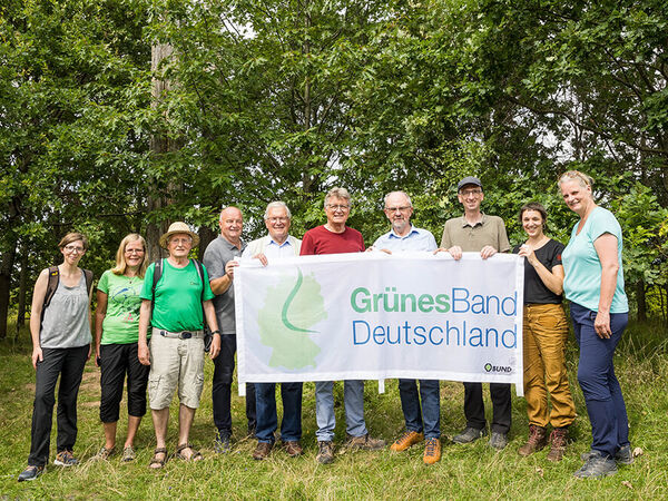 Gruppenfoto am WestÖstlichen Tor, einer Skulptur im nordthüringischen Eichsfeld, die seit 2002 Bestandteil des Grünen Bands ist. Gruppenfoto am Grünen Band anlässlich des 20. Jubiläums.