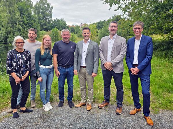 Gruppenfoto zur Eröffnung des Naturerlebnisraums Oberviechtach am 18.07.2025. V.l.n.r.: Anne Wendl, Bernhard Gohlke, Andrea Setzer, Hubert Hammerer, Rudolf J. Teplitzky, Andreas Mandl und Jochen Paleit. 