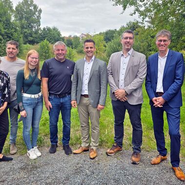 Gruppenfoto zur Eröffnung des Naturerlebnisraums Oberviechtach am 18.07.2025. V.l.n.r.: Anne Wendl, Bernhard Gohlke, Andrea Setzer, Hubert Hammerer, Rudolf J. Teplitzky, Andreas Mandl und Jochen Paleit.