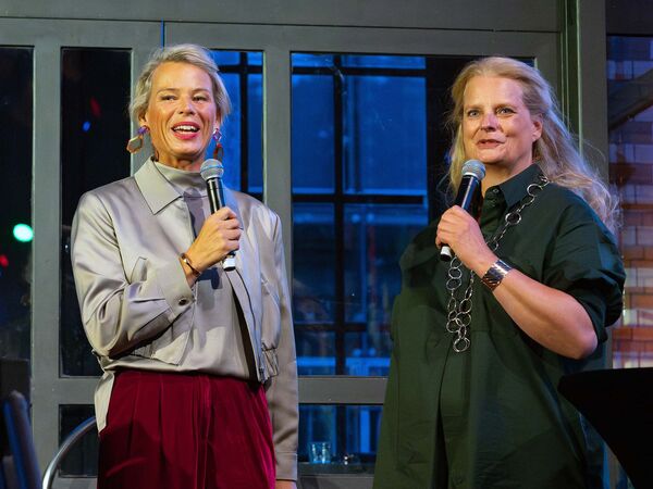 Moderatorin Ulrike Finck und Carolin Ruh, Vorstand der Heinz Sielmann Stiftung, beim Festakt "30 Jahre Heinz Sielmann Stiftung" im Wasserwerk in Berlin.