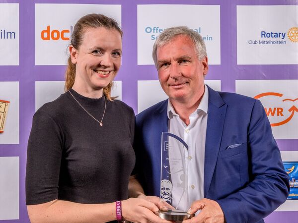 Michael Beier, Jurymitglied und Vorstandsvorsitzender der Heinz Sielmann Stiftung, überreicht ZDF-Redakteurin Verena Glanos den Heinz Sielmann Filmpreis 2019. © Michael Eßig Michael Beier, Jurymitglied und Vorstandsvorsitzender der Heinz Sielmann Stiftung, überreicht ZDF-Redakteurin Verena Glanos den Heinz Sielmann Filmpreis 2019. © Michael Eßig