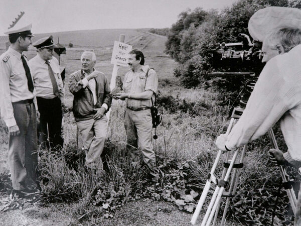 Heinz Sielmann im Gespräch mit Grenzbeamten an der innerdeutschen Grenze während der Dreharbeiten für den Dokumentarfilm "Tiere im Schatten der Grenzen" im Sommer 1988.