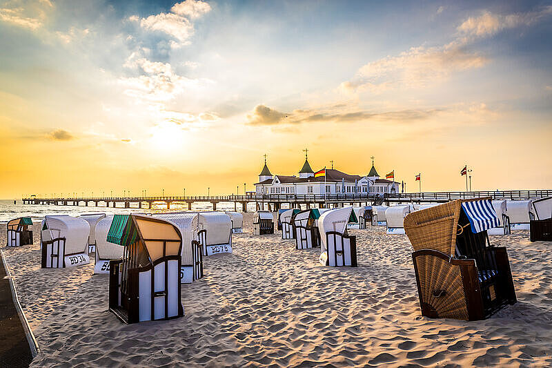 Strandkörbe auf Usedom bei Sonnenaufgang
