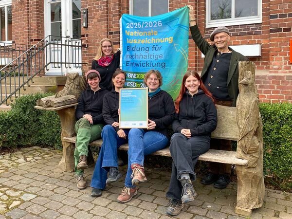 Das Umweltbildungsteam Gut Herbigshagen der Heinz Sielmann Stiftung freut sich über die Auszeichnung.