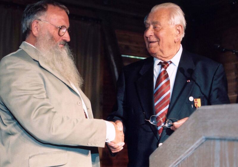 Peter Berthold und Heinz Sielmann geben sich die Hände