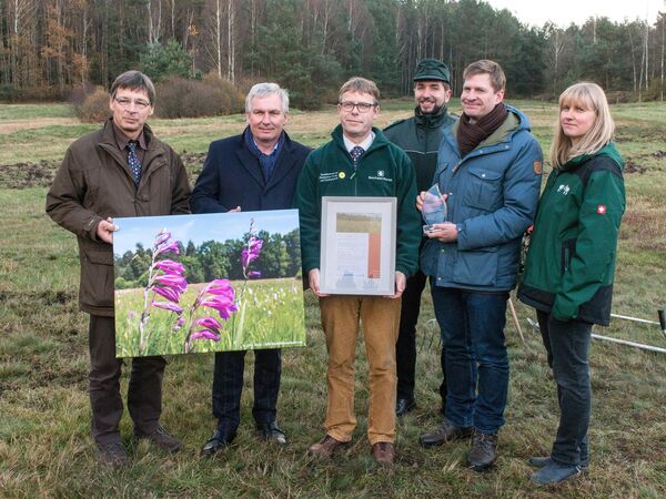 Siegerehrung auf der ausgezeichneten Gladiolenwiese im Daubaner Wald: (v.l.n.r.) Guido Puhlmann und Michael Beier überreichen Torsten Roch und seinem Team die Auszeichnung für Deutschlands schönste Wiese 2017. Foto: Bodo Hering / BROHT Siegerehrung auf der ausgezeichneten Gladiolenwiese im Daubaner Wald: (v.l.n.r.) Guido Puhlmann und Michael Beier überreichen Torsten Roch und seinem Team die Auszeichnung für Deutschlands schönste Wiese 2017. Foto: Bodo Hering / BROHT