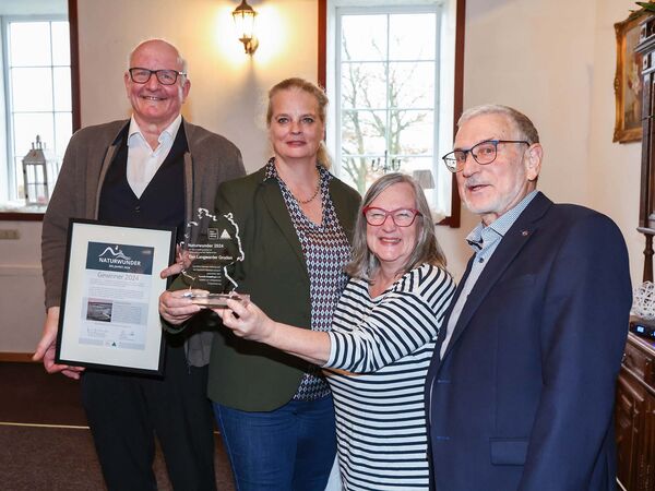 V.l.n.r.: Reinhard Evers, 1. Vorsitzender Touristik Butjadingen e.V., Carolin Ruh, Vorstand Heinz Sielmann Stiftung, Scarlett Zurr, Vorstand Touristik Butjadingen e.V, und Werner Mohr, Vizepräsident Deutscher Wanderverband, bei der Auszeichnung des Langwarder Grodens als Naturwunder des Jahres 2024 auf dem Hof Iggewarden in Butjadingen. 