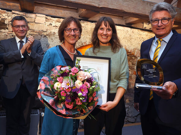 Rosalinde Göppel (2 v. l.) und ihre Tochter Maria Wenk nehmen den Preis stellvertretend für Josef Göppel entgegen. Dr. Florian Herrmann, Leiter der Staatskanzlei (l.) und Dr.-Ing. E.h. Fritz Brickwedde, Stiftungsratvorsitzender (r.) gratulieren. Übergabe der Urkunde und der Blumen an Rosalinde Göppel durch Dr.-Ing. E.h. Fritz Brickwedde.